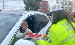Polis ekiplerinden kadın sürücülere çikolata ikramı