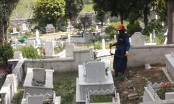 Bayram öncesi mezarlık temizliği