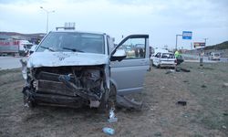 Minibüsle otomobilin çarpıştığı kazada 2 kişi yaralandı