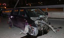Refüje ve aydınlatma direğine çarpan otomobilin sürücüsü öldü