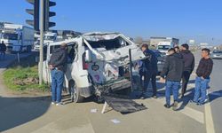 Tır ile minibüsün çarpıştığı feci kazada 1'i ağır 5 kişi yaralandı