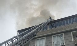 Apartmanın çatısından dumanlar yükseldi