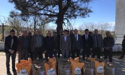 Kofçaz'da çiftçilere 45 çiftçiye yerli hibrit ayçiçeği tohumu dağıtıldı