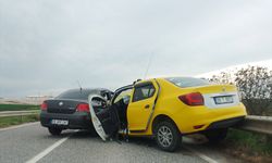 Taksi ile otomobilin çarpıştığı kazada 5 kişi yaralandı