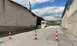 Depo duvarının yıkılması sonucu 2 araç hasar gördü
