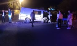 Devrilen minibüsün sürücüsü ve eşi yaralandı