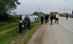 Minibüs ile tırın çarpıştığı kazada 3 kişi yaralandı