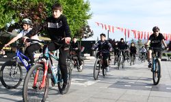 Bisikletliler, "sessiz sürüş" etkinliği düzenledi