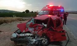 Hafif ticari araçla otomobil çarpıştı: 1 ölü, 5 yaralı