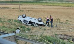 Devrilen otomobildeki anne öldü, bebeği yaralandı