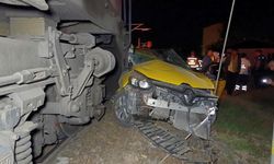 Çerkezköy’de trenin çarptığı otomobil 50 metre sürüklendi