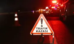 Trafik kazasında 3 kişi yaralandı... Fırlayan otomobil lastiği 2 kişiye çarptı