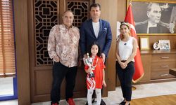 Avrupa 2’ncisi minik satranççı Kumsal’dan, Başkan Akay’a ziyaret