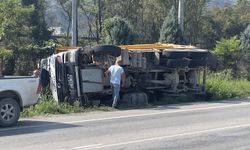 Hafriyat kamyonu devrildi... 1 kişi yaralı