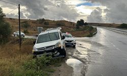 Polisten kaçarken kaza yaptı! Araçtan 3 düzensiz göçmen yakalandı...