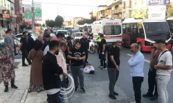 Dikkatsiz notosikletli yayalara çarptı: 3 yaralı