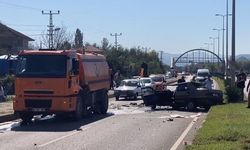 Belediye temizlik aracına çarpan otomobilin sürücüsü ağır yaralandı