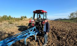 Tarla süren çiftçi el bombası buldu