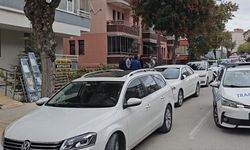 Park halindeki araçların aynalarını kırdılar