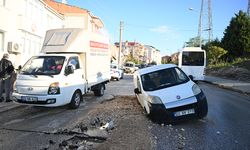 Su borusu patlayınca park halindeki araç çukurdaki çamura saplandı