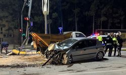 Otomobil trafik direğine çarptı: 3 yaralı