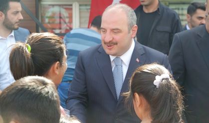 Sanayi ve Teknoloji Bakanı Varank, Bursa'da misafir edilen depremzedelerle bayramlaştı:
