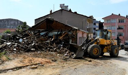 Metruk binaların yıkımı sürüyor