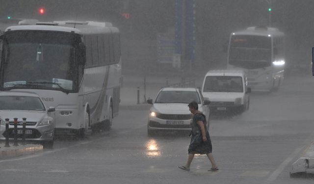 İstanbul'da sağanak hayatı olumsuz etkiledi