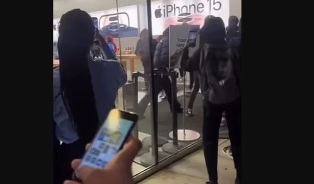 iPhone 15 satışa sunuldu! Cadılar Bayramı maskeleri ile Apple mağazası yağmalandı