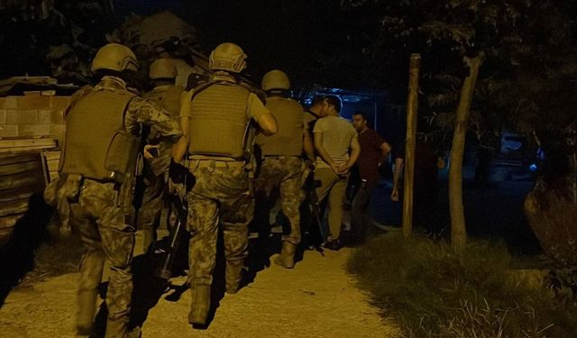 Kumarhaneye çevrilen ahıra düzenlenen operasyonda 11 zanlı gözaltına alındı