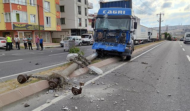 Kontrolden çıkan TIR ortalığı birbirine kattı