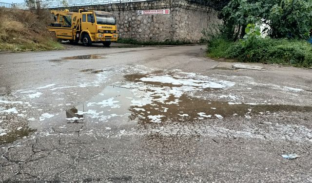 Sağanak sonrası caddede köpük oluştu