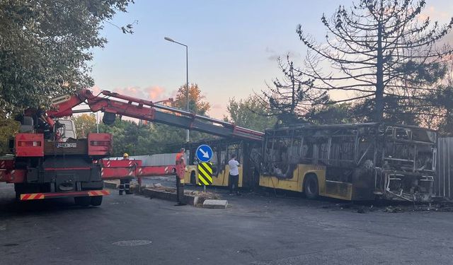 Park halindeki İETT otobüsü kullanılamaz hale geldi