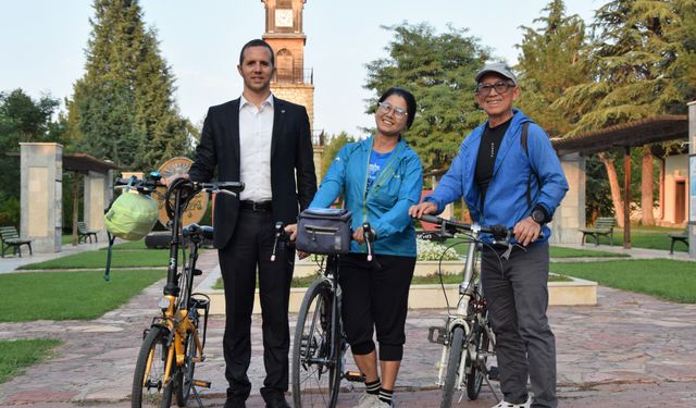 Taylandlı dayı ve yeğen pedal çevirerek Türkiye'yi geziyor