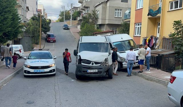 İşçi servisleri çarpıştı : 4 yaralı