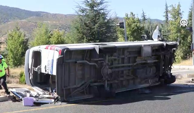 Yolcu otobüsü ile motosiklet çarpıştı : 18 yaralı