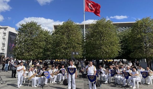 Askeri bandodan "Büyük Zafer" konseri