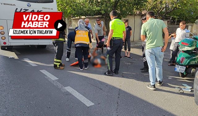 Feci kaza… Motosiklet sürücüsü minibüsün altında kaldı