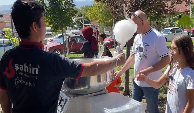 Öğrencilere pamuk şeker ve balon dağıtıldı