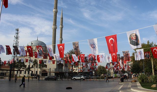 Çerkezköy bayraklarla donatıldı