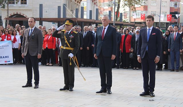 Cumhuriyet Bayramı dolayısıyla çelenk töreni düzenlendi