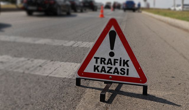 Tır ile motosiklet çarpıştı: 1’i ağır 2 yaralı