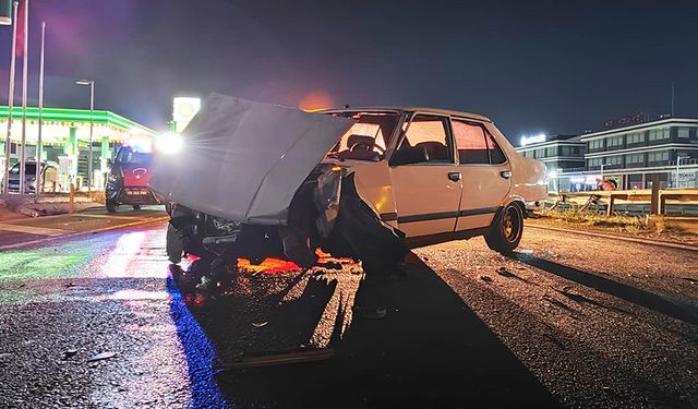 Alkollü ve ehliyetsiz sürücü bariyerlere çarptı: 2 yaralı