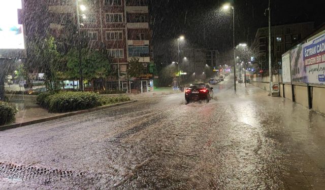 Çerkezköy'de cadde ve sokaklar su altında kaldı