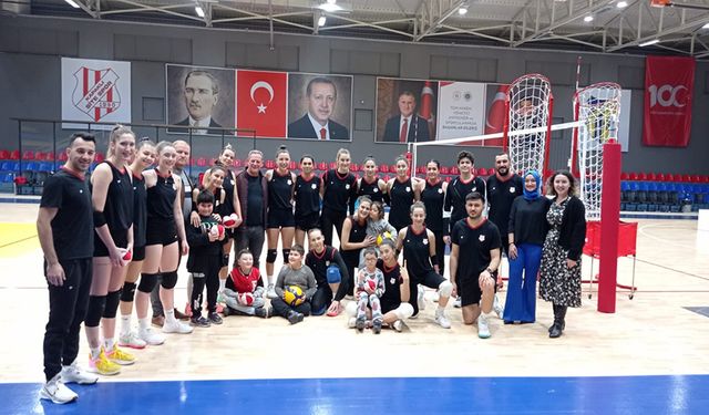 Sitesporlu voleybolcular özel misafirlerini ağırladılar