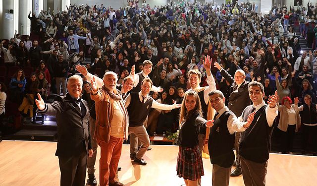 "Ölü Ozanlar Derneği" oyunu ilgiyle izlendi