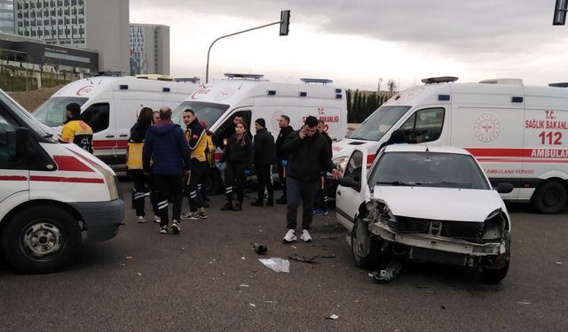 Etlik Şehir hastanesi önünde ambulans kazaya karıştı! yaralılar var