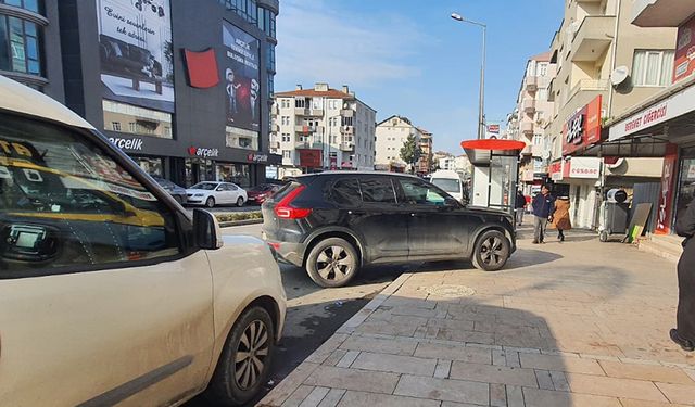 Hem durak hem kaldırım işgali