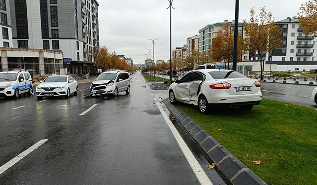 Hafif ticari araç ile otomobil çarpıştı