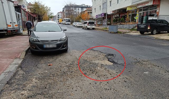 Yolda oluşan çukur sürücüleri zorluyor